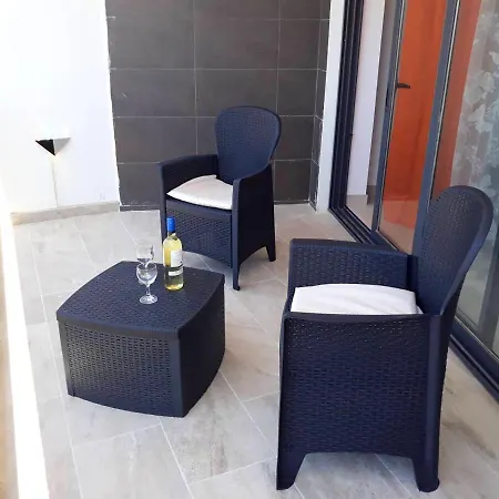 Bright With Sea View In - 120 Sqm Għajnsielem