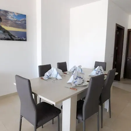 Bright With Sea View In - 120 Sqm Apartment Għajnsielem
